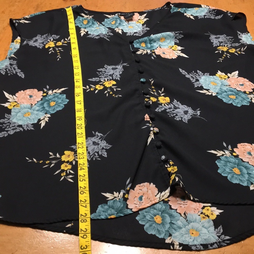 Torrid Whisigoth Floral V-Neck Button Front Blouse Size 0/XL - Picture 4 of 10
